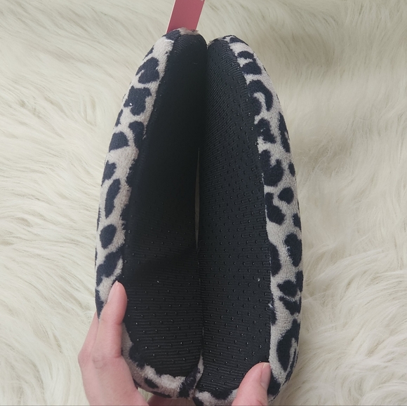 Isaac Mizrahi Leopard Print House Slippers (Medium) - Picture 7 of 11